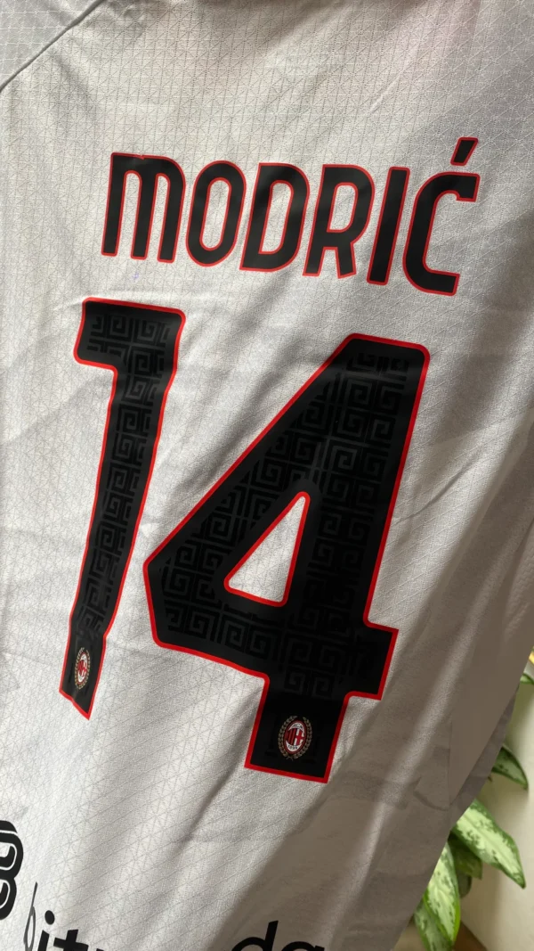 26/27 AC Milán Modric